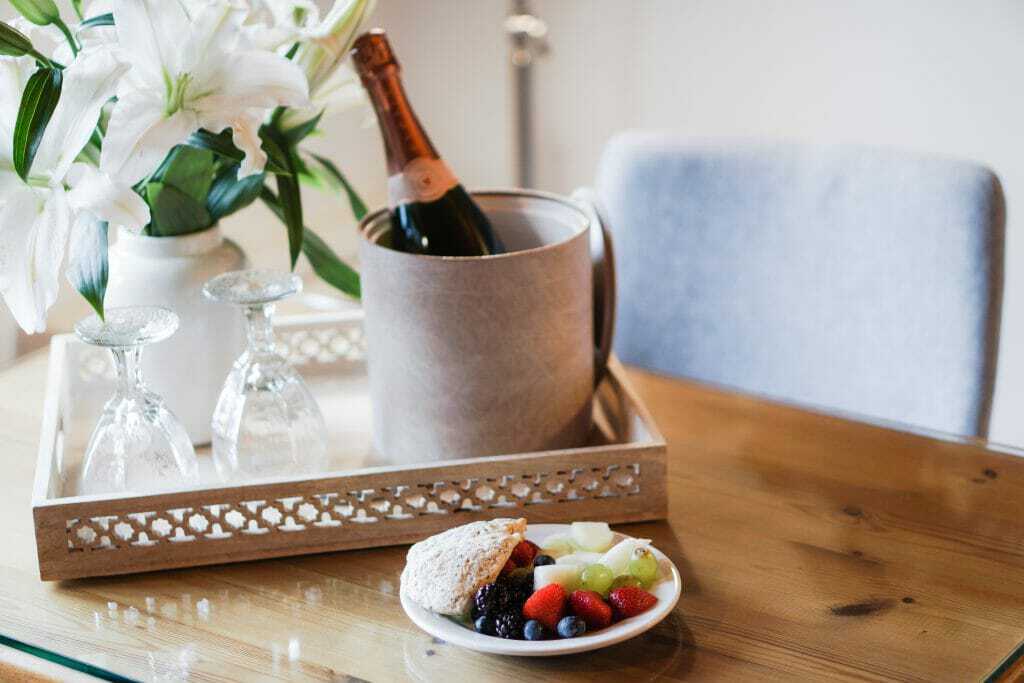 breakfast-champagne-hotel